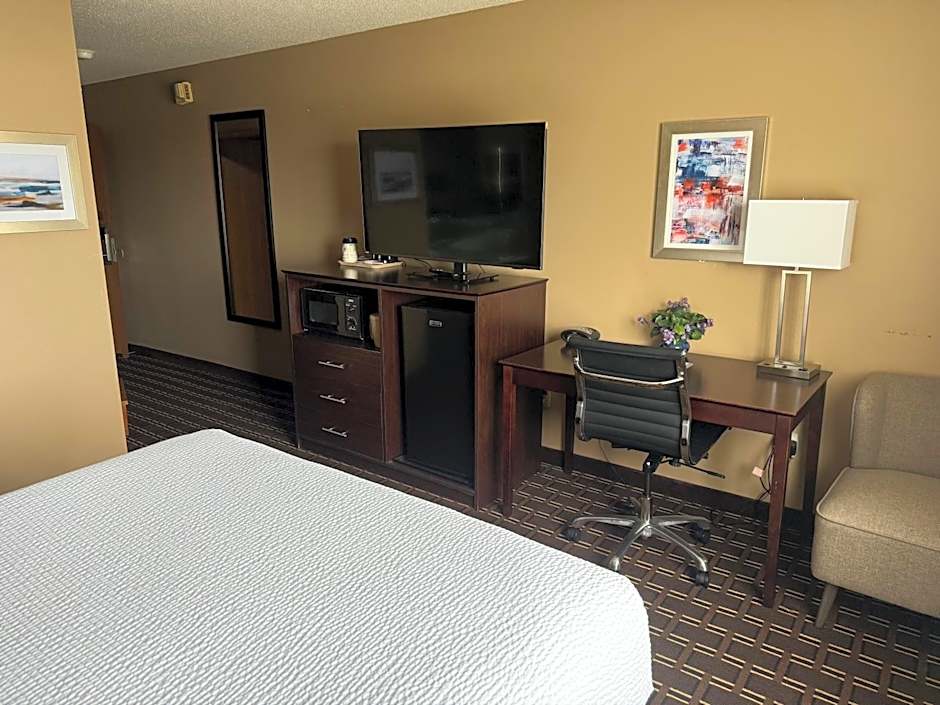 Photo 1 of 4 of 1 Queen Bed, Whirlpool