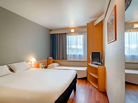 Standard Room with a large bed and an additional bed for a child up to 12 years old