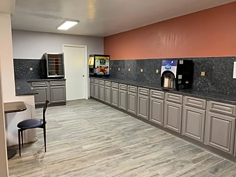 Queen Room with Roll-In Shower - Mobility/Hearing Accessible - Non-Smoking