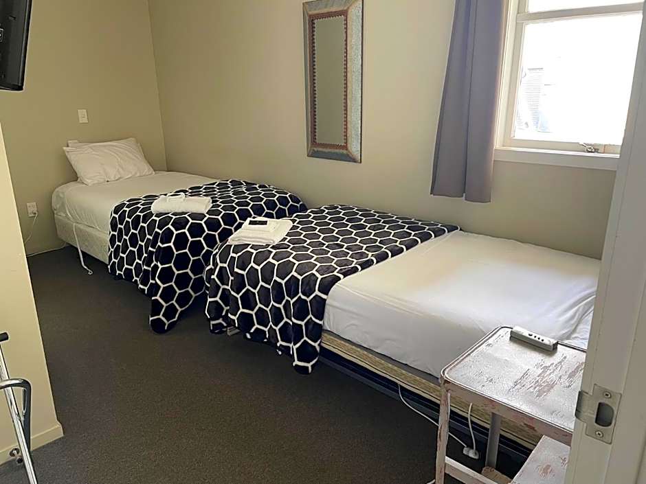 FatOwl Motel, Bar & Eatery