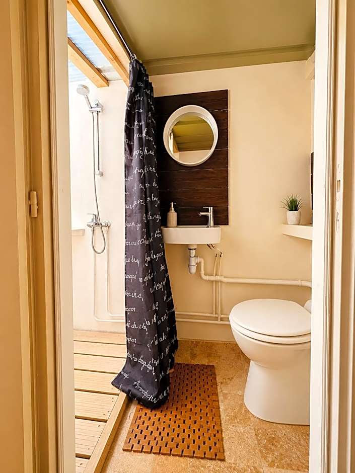 Gîte insolite vue sur le ciel étoilé , cuisine, salle d eau, 2 chambres , proche du zoo de La Palmyre