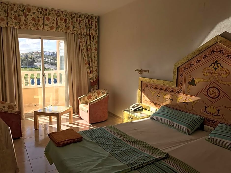 Cama de Matrimonio o Dos Camas-Estándar-Baño con ducha-Balcón-Habitación dos personas — 5 fotoğraftan 1. fotoğraf