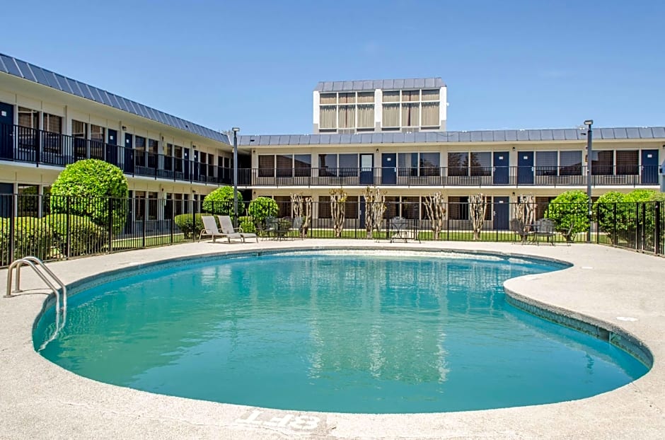 Quality Inn & Suites Laurel area