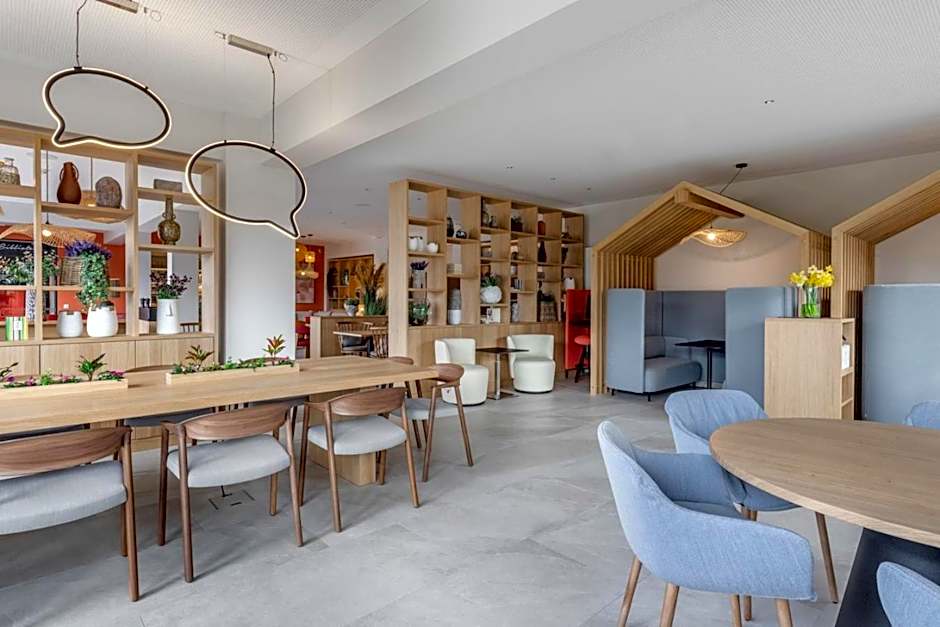 Ascona Lodge, Pool & Garden Retreat