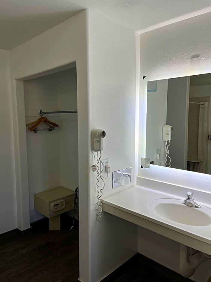 Howard Johnson Hotel & Suites by Wyndham St. George