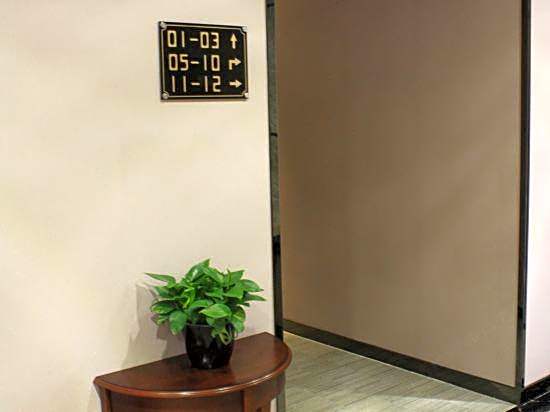 Baowan Hotel (Guangzhou Shangxiajiu Changshou Road Subway Station)