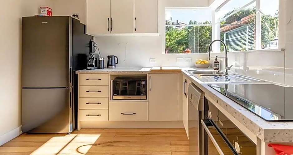 Relaxing modern home in central Sandy Bay