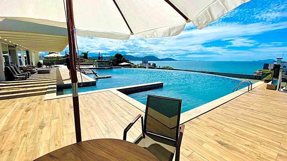 Espaço c/ piscinas e vista panorâmica da Praia