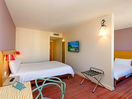 Standard Family Suite with One Double Bed and Twin Beds