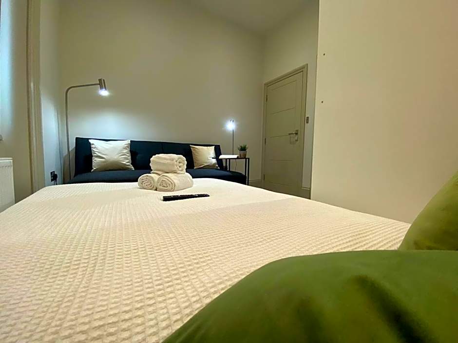 Apt 03 Beachside Beauty Central Studio Steps from Cafes