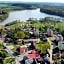Szary domek nad jeziorem SEA & LAKE