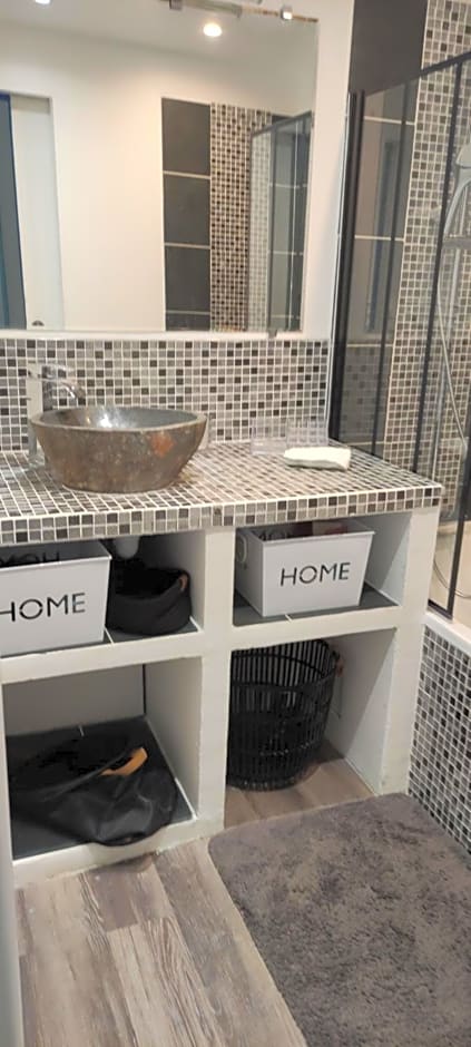 chambres bleues côté plage et aéroport climatisées et parking gratuit