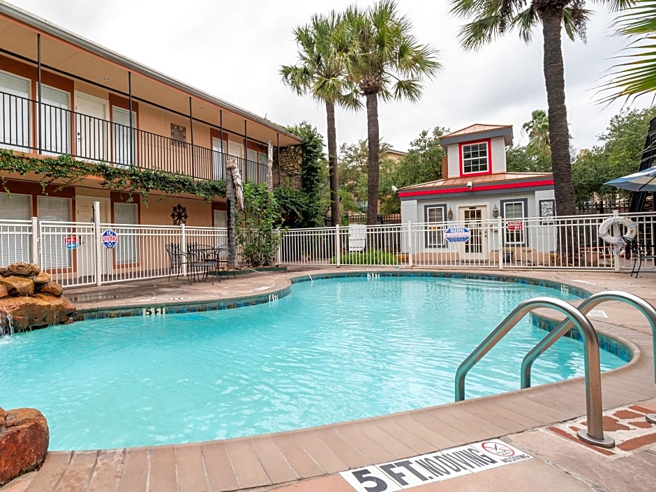 OYO Hotel & Apartments Houston Galleria