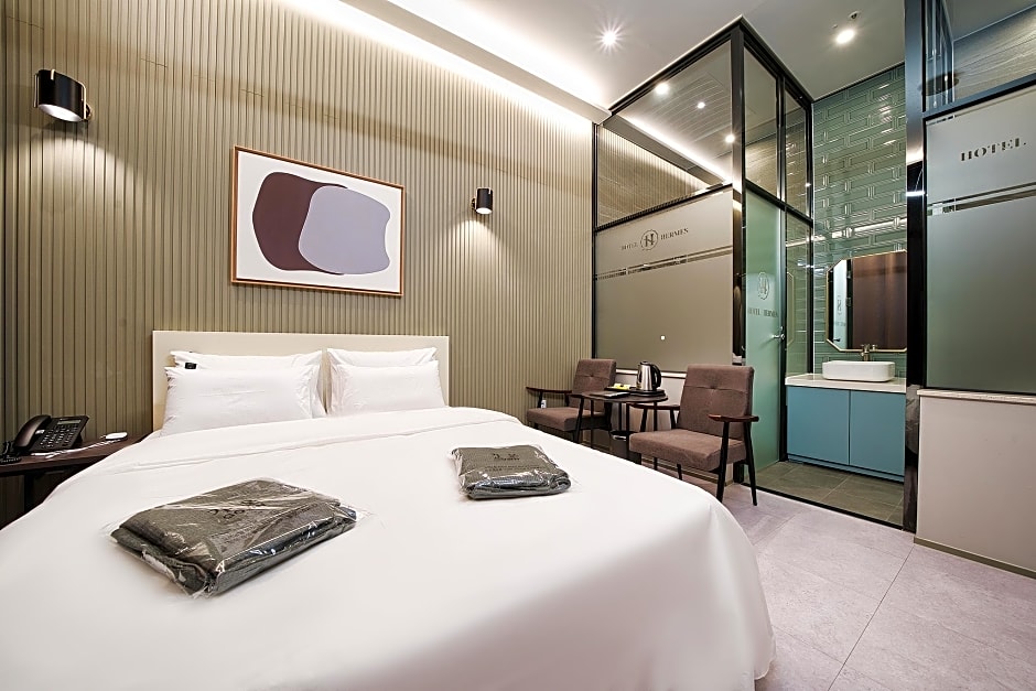 Hotel Hermes at Yongin Everland Station