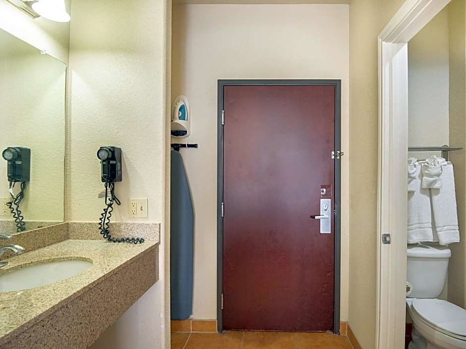 OYO Townhouse Clute Lake Jackson