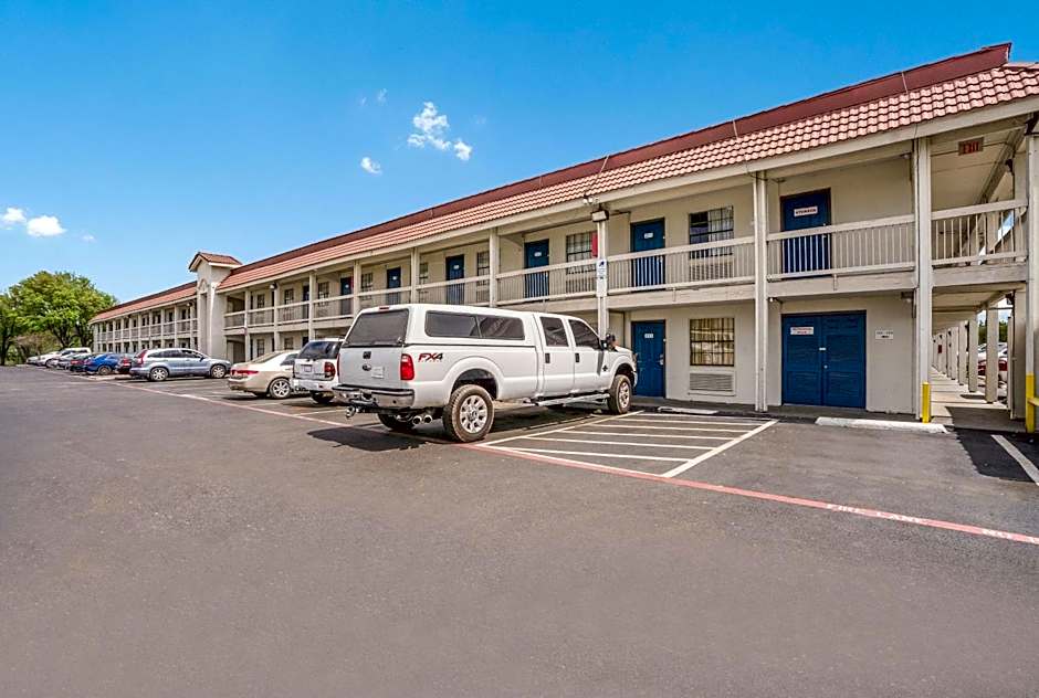 Motel 6 Dallas Market Center