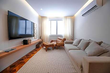 Reformado, decorado e a 5min. da Praia do Leblon - por Casapē