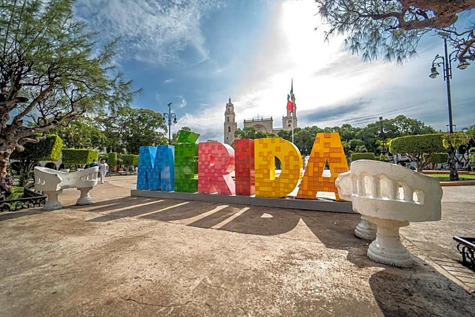 Uayma increible cuarto en el centro con piscina