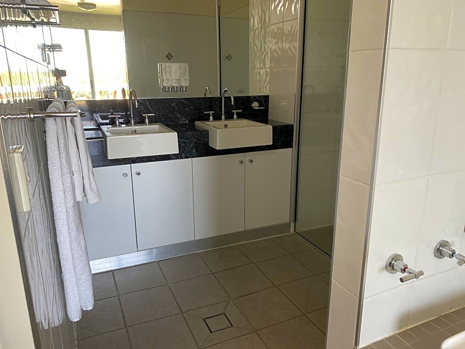 Country Roads Motor Inn