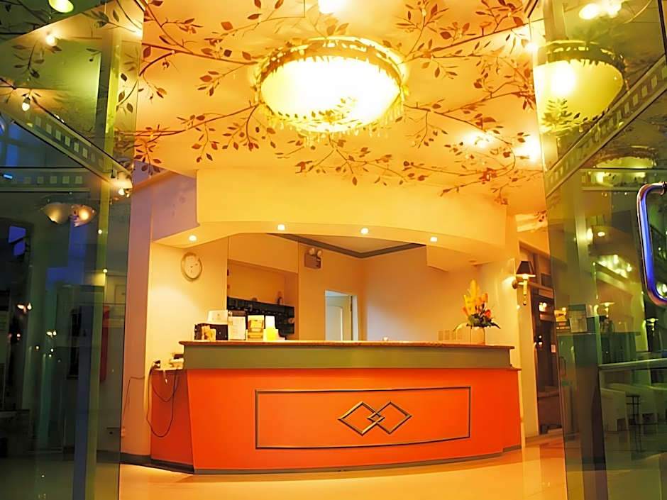 Royal Am Rei Hotel by RedDoorz