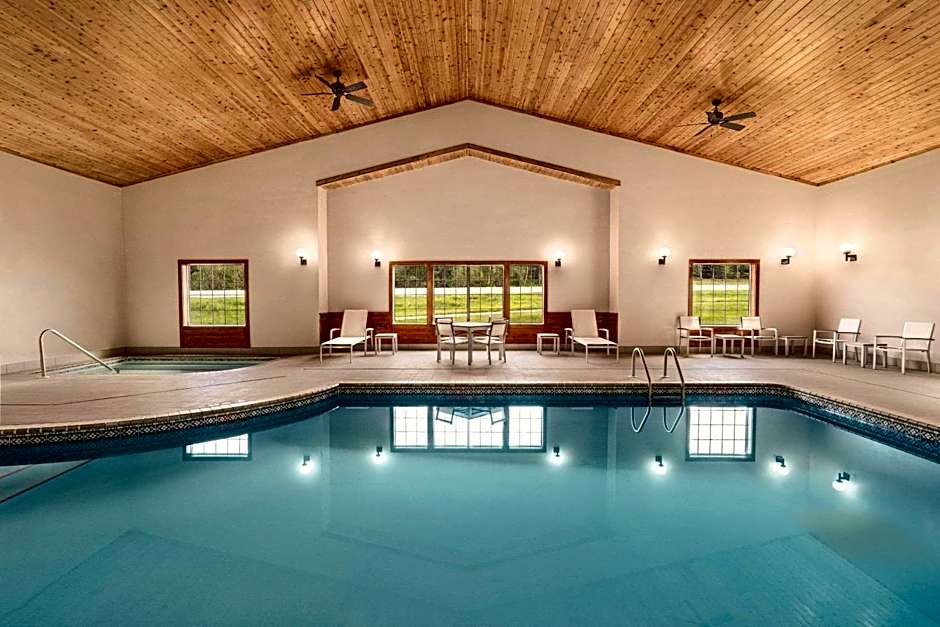 Country Inn & Suites by Radisson, Detroit Lakes, MN