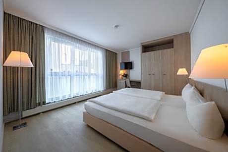 One-Bedroom Apartment with Courtyard View