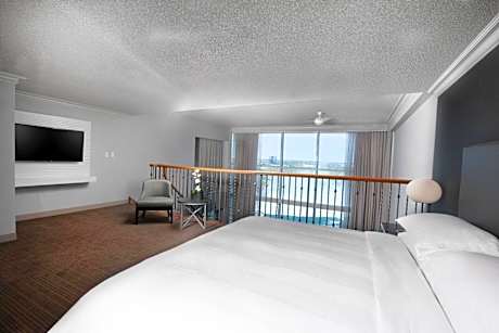 Niagara Bi-Level Loft Suite with One King Bed and Falls View