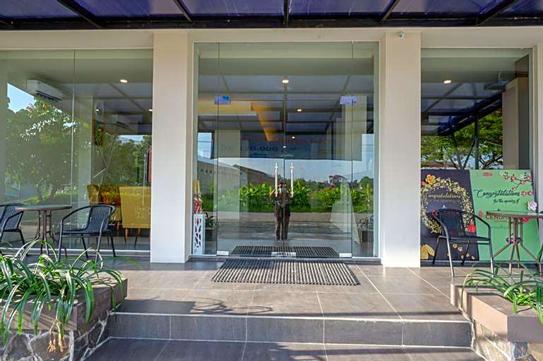 RedDoorz Plus near Solo Baru