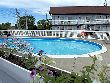 Falls Lodge by the Falls (Formerly Knights Inn)
