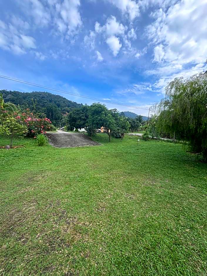 Yellow Cube at Lumut Cube Homestay Kontena