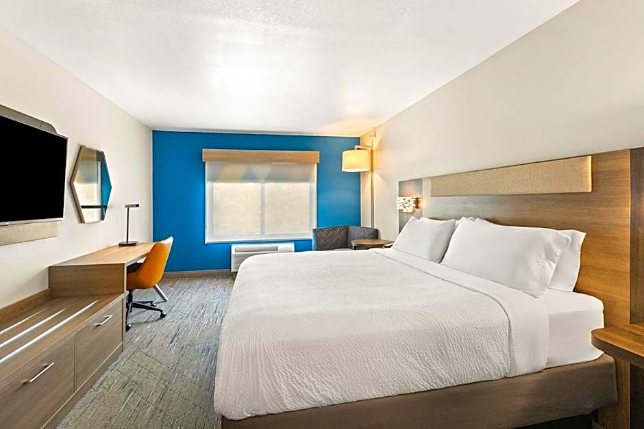 Holiday Inn Express & Suites Fairmont By IHG