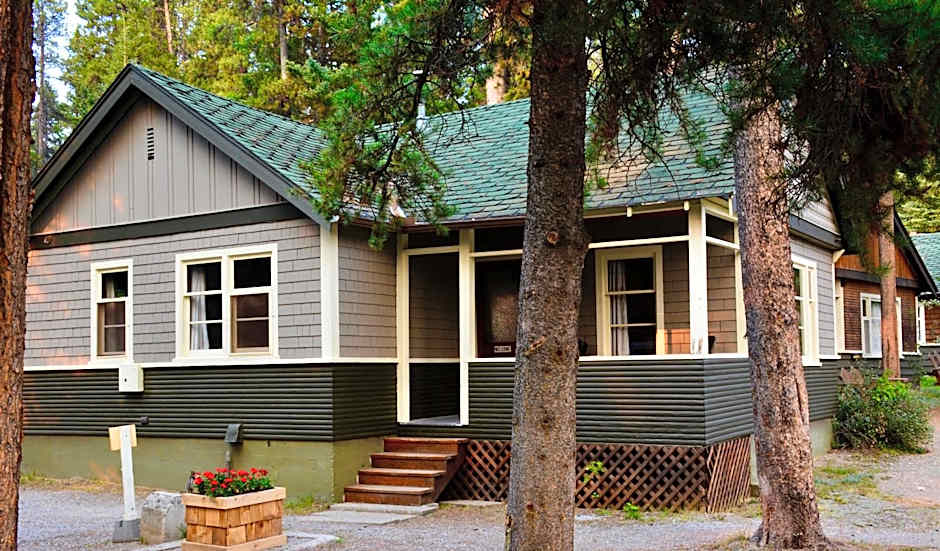 Johnston Canyon Lodge & Bungalows