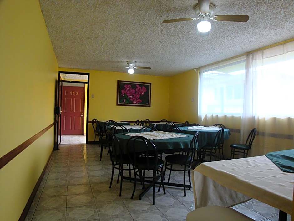 Hotel La Guaria Inn & Suites