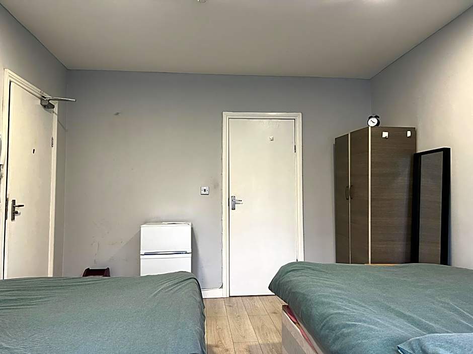 Sterne Street 4 Person Room