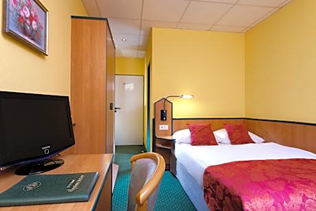 Classic Single Room with Queensize Bed