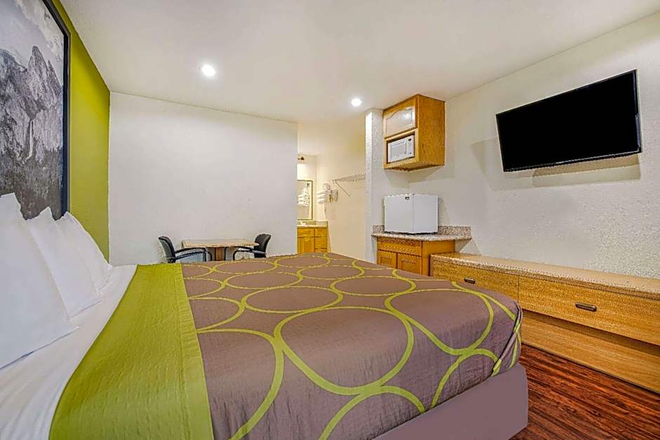 Super 8 by Wyndham Auburn