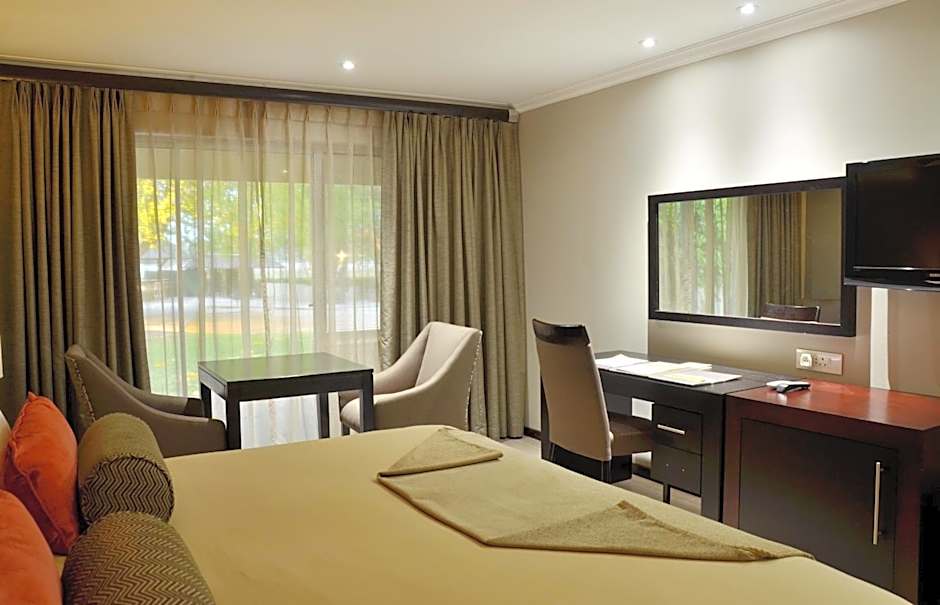 Cresta Riley's Hotel