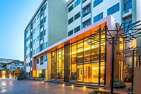 Aim House Bangkok Hotel - No parking