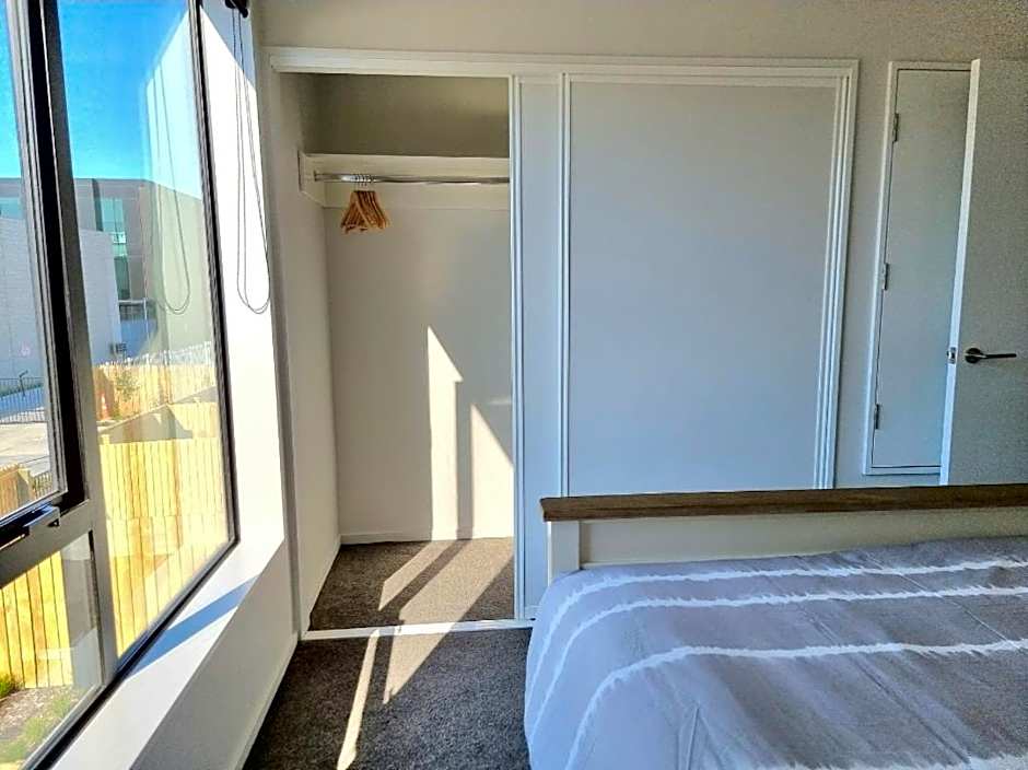 Addington townhouse with carpark 8mins walk to Hagley park south