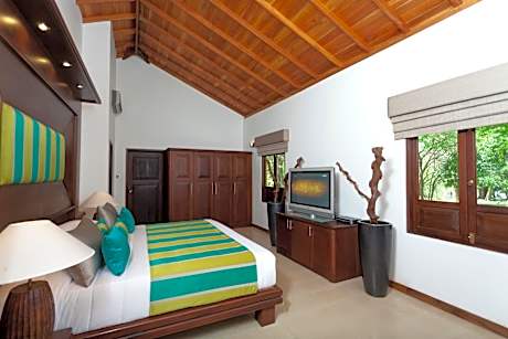 Deluxe Suite with Plunge Pool with Early Check-in & Late Check-out (on Availability) & 15% Discount on all Spa Treatments