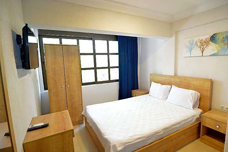 Ados Hotel