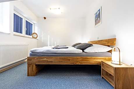 Apartment with Mountain View