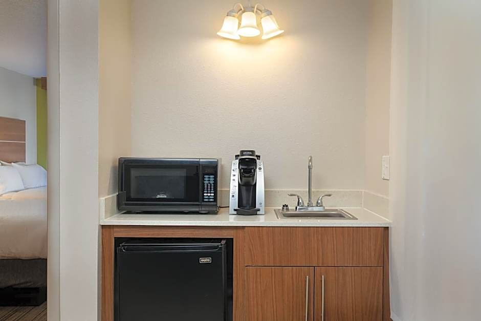 Holiday Inn Express & Suites Milton East I-10 By IHG