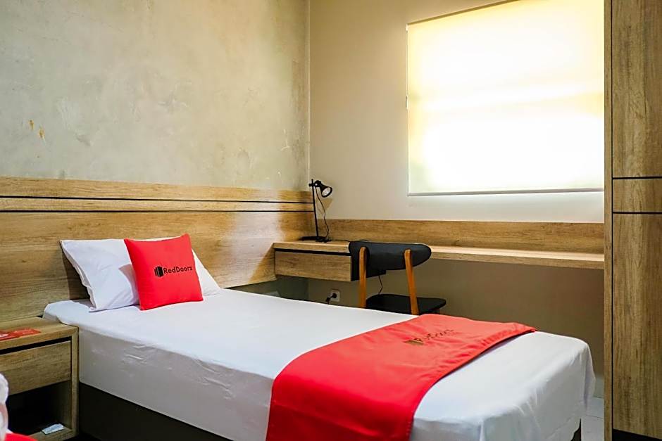 RedDoorz near Trans Studio Mall Cibubur 3