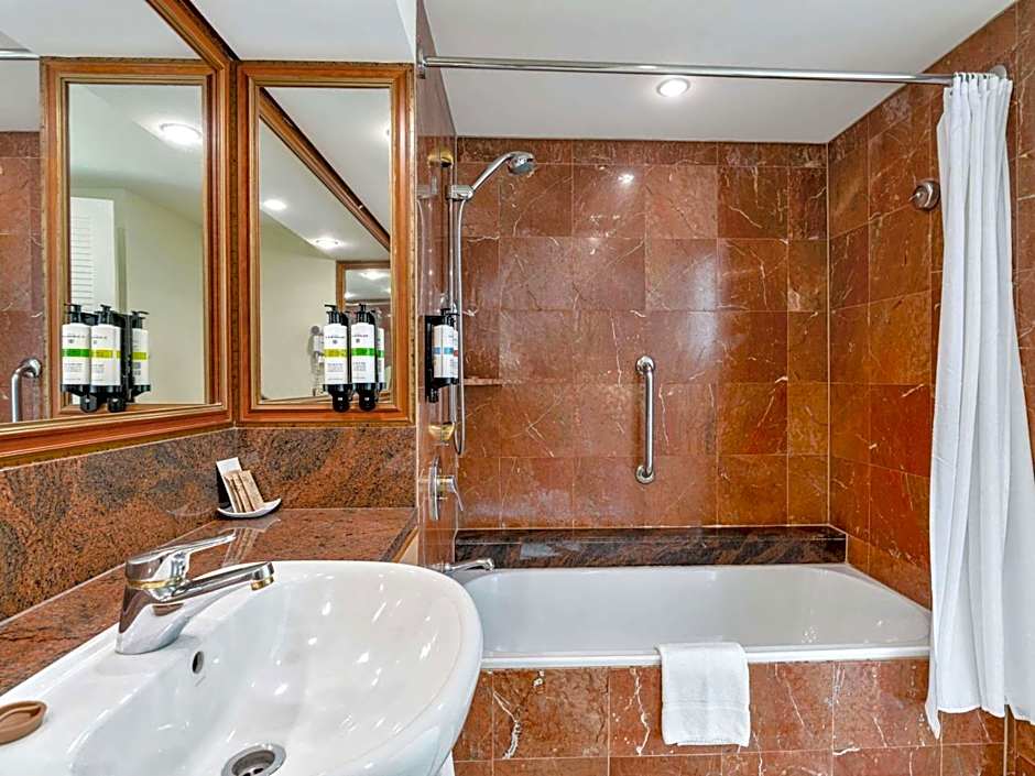 Pullman Cairns International