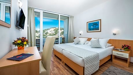 Double/Twin Room with Balcony and Sea View