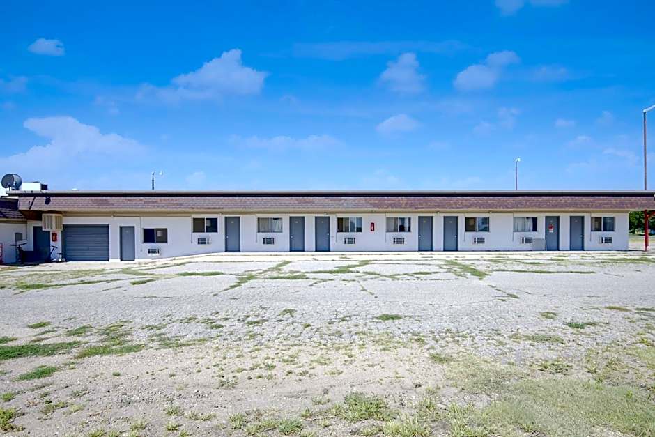 First Inn By OYO Quinter Hwy 70