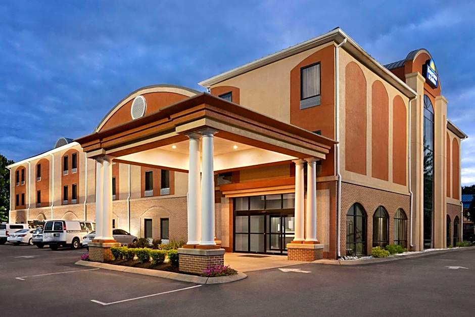 Days Inn & Suites by Wyndham Murfreesboro