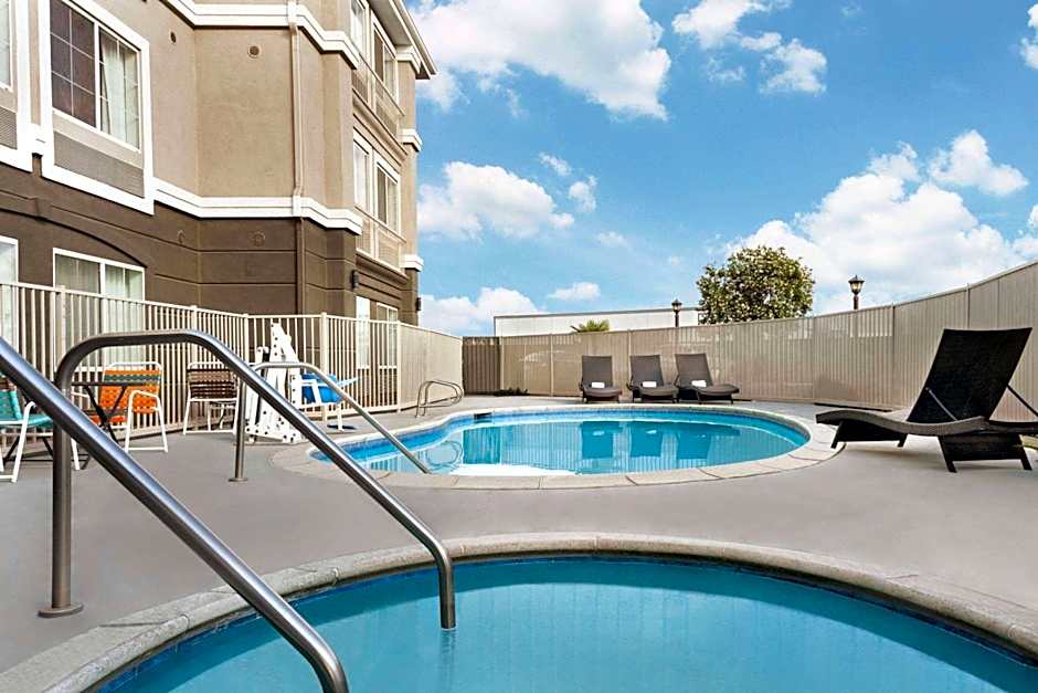 La Quinta Inn & Suites by Wyndham Hesperia Victorville