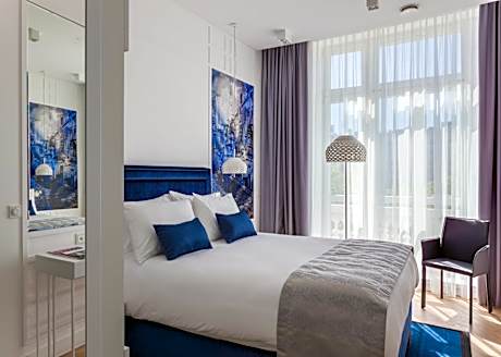 1 Queen Bed Premium Accessible